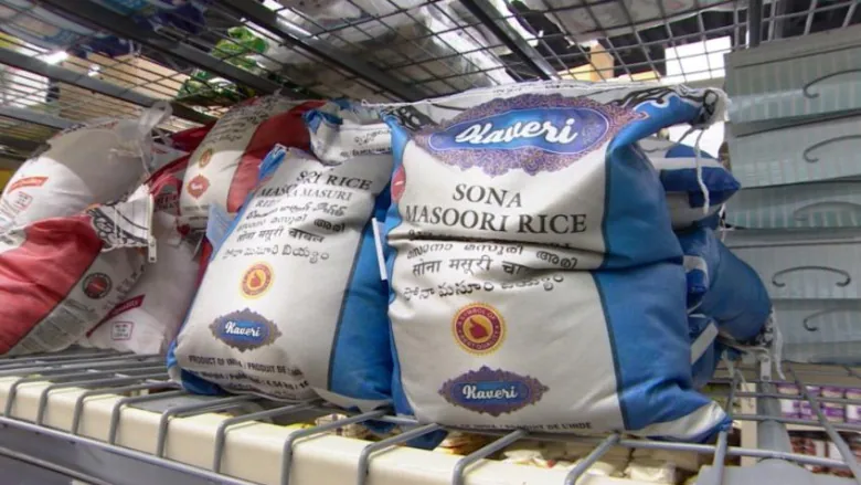 印度对印度香米的出口禁令在萨斯喀彻温省的杂货店引发恐慌性购买